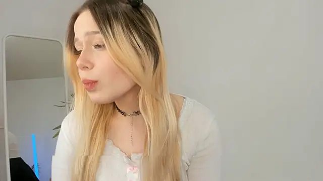 Snapshot of Love_audirs6 chatting on 01-18-26, 02:10 Love audirs6 online show from 01-18-26, 02:10