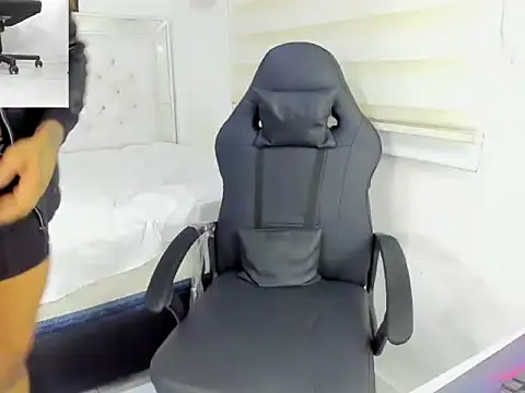 Snapshot of master_leather chatting on 12-03-25, 06:50 master leather online show from 12-03-25, 06:50