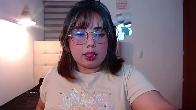 Snapshot of YiniBelle chatting on 11-20-25, 03:28 YiniBelle online show from 11-20-25, 03:28