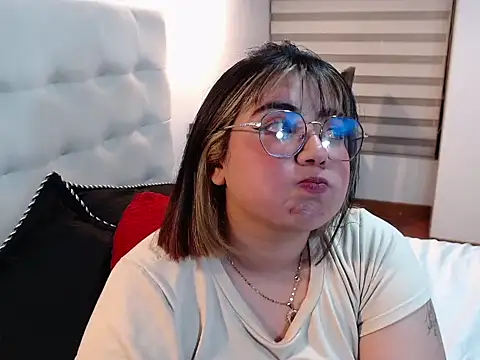 Snapshot of YiniBelle chatting on 12-23-25, 12:52 YiniBelle online show from 12-23-25, 12:52