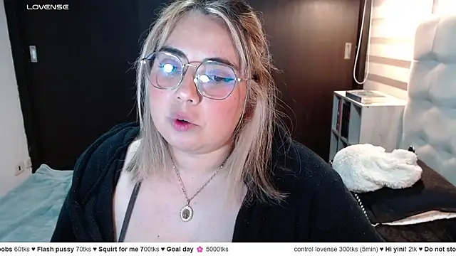 YiniBelle online show from 05-09-26, 02:39
