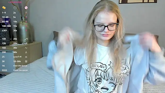 Snapshot of MicheleHonas chatting on 12-14-25, 05:40 MicheleHonas online show from 12-14-25, 05:40