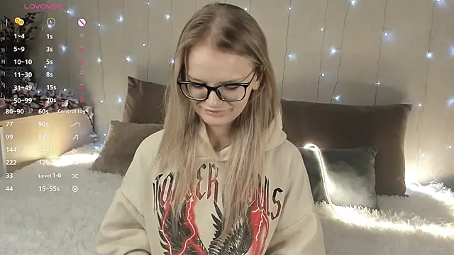 Snapshot of MicheleHonas chatting on 12-20-25, 06:37 MicheleHonas online show from 12-20-25, 06:37