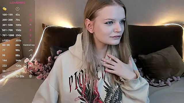 Snapshot of MicheleHonas chatting on 01-18-26, 06:01 MicheleHonas online show from 01-18-26, 06:01