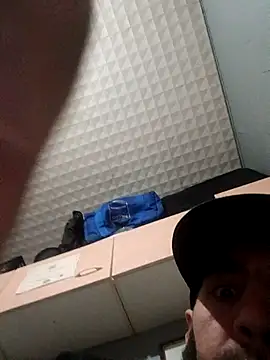 Snapshot of hotguy71000 chatting on 11-28-25, 03:36 hotguy71000 online show from 11-28-25, 03:36