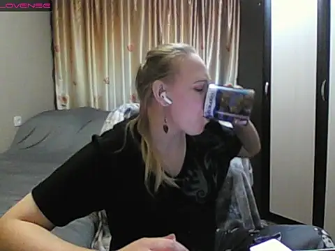 Snapshot of JenniDeep chatting on 03-11-26, 08:37 JenniDeep online show from 03-11-26, 08:37