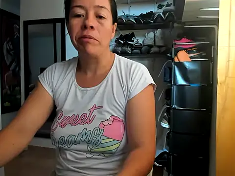 Snapshot of caroline_47 chatting on 07-08-26, 01:59 caroline 47 online show from 07-08-26, 01:59