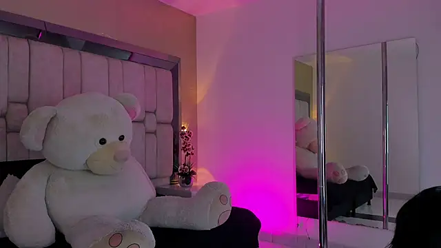 SnakeMuse online show from 11-29-25, 04:26