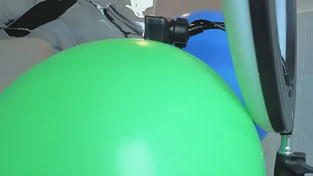 Snapshot of Hanna_Goldenst chatting on 12-19-25, 11:39 Hanna Goldenst online show from 12-19-25, 11:39