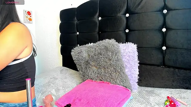 Snapshot of Dulce1_sofia01 chatting on 11-26-25, 02:51 Dulce1 sofia01 online show from 11-26-25, 02:51