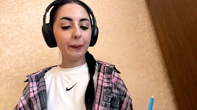 Snapshot of CindyFlowers chatting on 11-14-25, 12:15 CindyFlowers online show from 11-14-25, 12:15