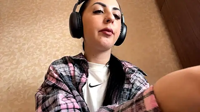 Snapshot of CindyFlowers chatting on 11-15-25, 09:17 CindyFlowers online show from 11-15-25, 09:17