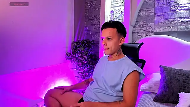 Snapshot of Valentino_moretti chatting on 11-18-25, 12:20 Valentino moretti online show from 11-18-25, 12:20