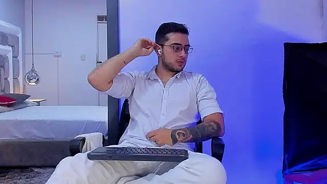 Ethan Greys online show from 12-23-25, 04:21