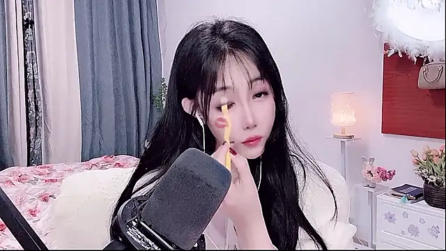 Laura 520 online show from 05-26-26, 01:07