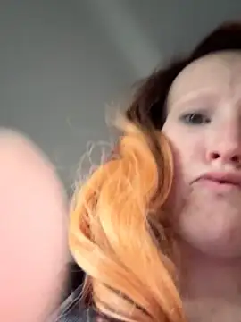 Snapshot of desertdaisee chatting on 12-17-25, 11:33 desertdaisee online show from 12-17-25, 11:33