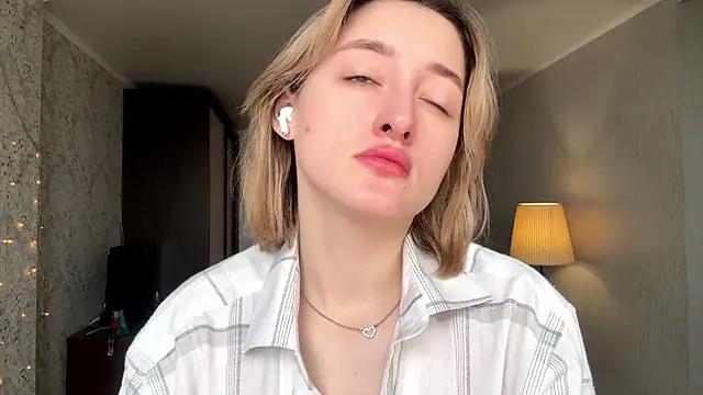 Emily lyy online show from 11-21-25, 09:19