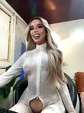 Snapshot of _SandraHornball_ chatting on 11-28-25, 11:18 SandraHornball online show from 11-28-25, 11:18