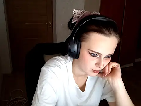 LouiseMarengo online show from 11-25-25, 05:02