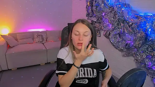 SandraLindsey online show from 11-28-25, 01:36