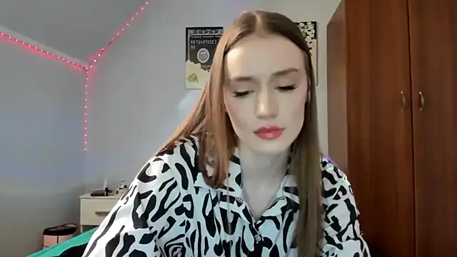 Snapshot of tinyglow chatting on 02-15-26, 04:03 tinyglow online show from 02-15-26, 04:03