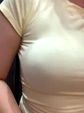 Snapshot of Agela_baby chatting on 11-24-25, 09:31 Agela baby online show from 11-24-25, 09:31