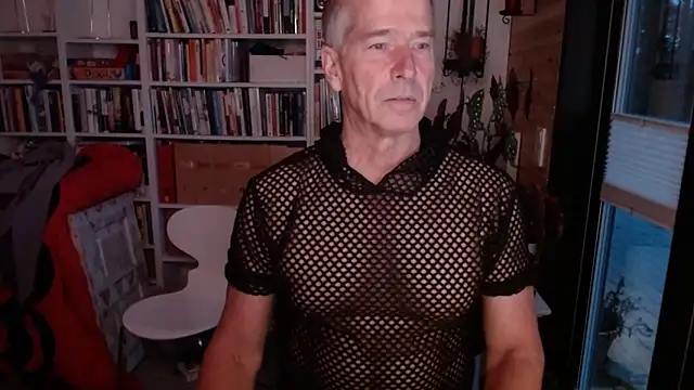 Snapshot of gymdaddypwrbtm chatting on 11-25-25, 06:35 gymdaddypwrbtm online show from 11-25-25, 06:35