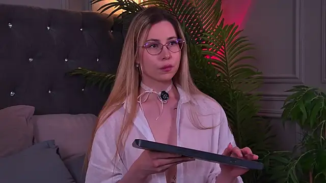 Snapshot of -SaraBlack- chatting on 07-17-26, 04:23 -SaraBlack- online show from 07-17-26, 04:23