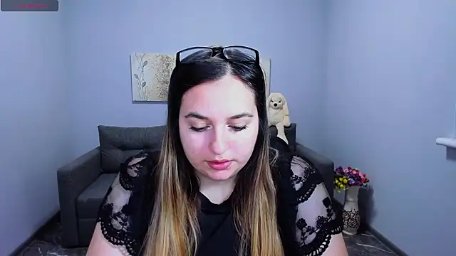 Snapshot of Maria_Bond chatting on 11-28-25, 06:49 Maria Bond online show from 11-28-25, 06:49