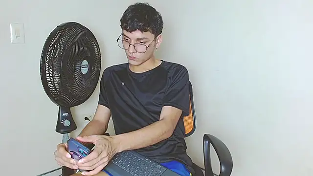 Snapshot of andrew_dann chatting on 11-20-25, 09:03 andrew dann online show from 11-20-25, 09:03