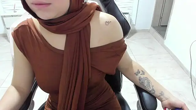 Snapshot of Tahira_bakir chatting on 11-24-25, 12:27 Tahira bakir online show from 11-24-25, 12:27