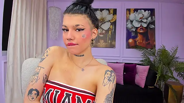 Snapshot of YasminWild chatting on 02-06-26, 04:28 YasminWild online show from 02-06-26, 04:28