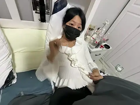 Snapshot of Rosy100 chatting on 12-14-25, 11:04 Rosy100 online show from 12-14-25, 11:04