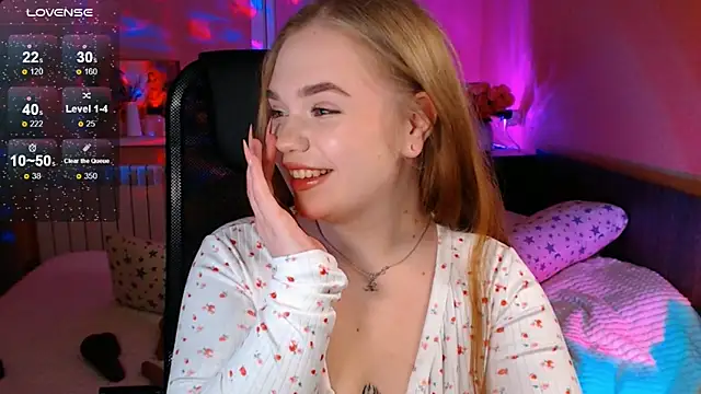 Snapshot of EmiRisse chatting on 11-28-25, 04:42 EmiRisse online show from 11-28-25, 04:42