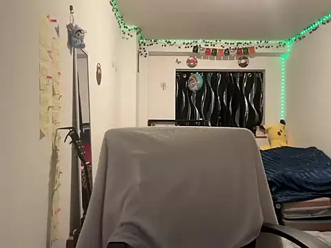 Snapshot of tinydaisy21 chatting on 11-18-25, 03:01 tinydaisy21 online show from 11-18-25, 03:01