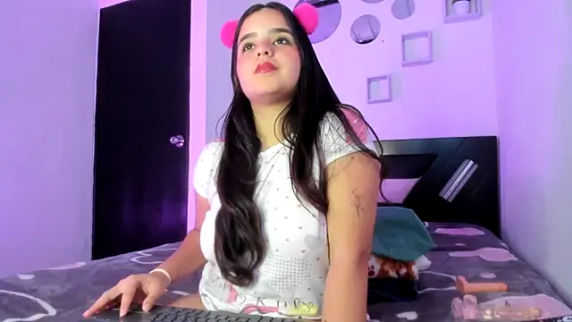 Snapshot of Babyhoney18 chatting on 12-22-25, 07:33 Babyhoney18 online show from 12-22-25, 07:33