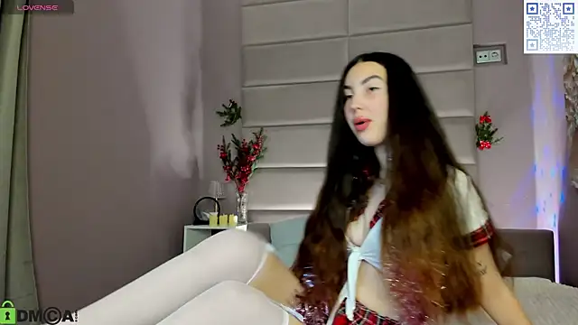 Snapshot of LiraRevery chatting on 12-22-25, 11:13 LiraRevery online show from 12-22-25, 11:13