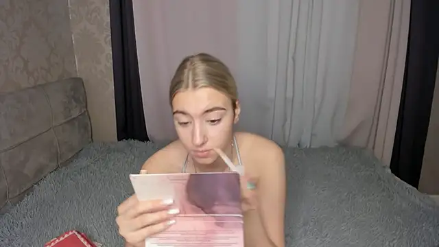 Snapshot of sugarplum_x chatting on 12-19-25, 09:05 sugarplum x online show from 12-19-25, 09:05