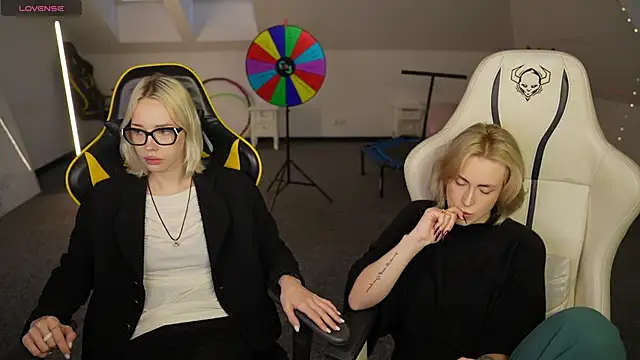 Snapshot of Kara_cat chatting on 12-04-25, 11:19 Kara cat online show from 12-04-25, 11:19