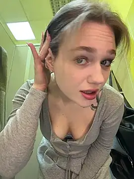 Snapshot of RussianWoman chatting on 02-20-26, 09:43 RussianWoman online show from 02-20-26, 09:43