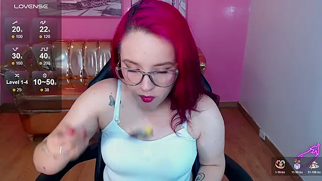 Snapshot of holly_t_ chatting on 11-19-25, 04:34 holly t online show from 11-19-25, 04:34