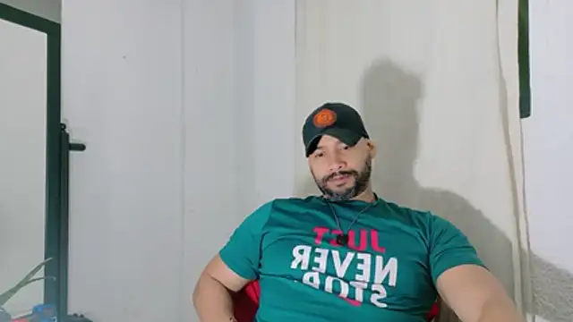 Snapshot of musclehetero chatting on 06-28-26, 09:15 musclehetero online show from 06-28-26, 09:15