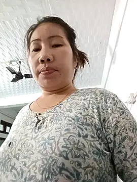 Snapshot of Reema_143 chatting on 11-22-25, 11:20 Reema 143 online show from 11-22-25, 11:20