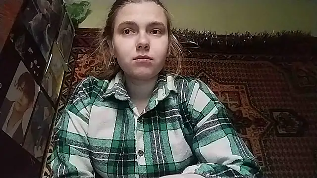 Snapshot of KikiBang chatting on 12-22-25, 08:11 KikiBang online show from 12-22-25, 08:11