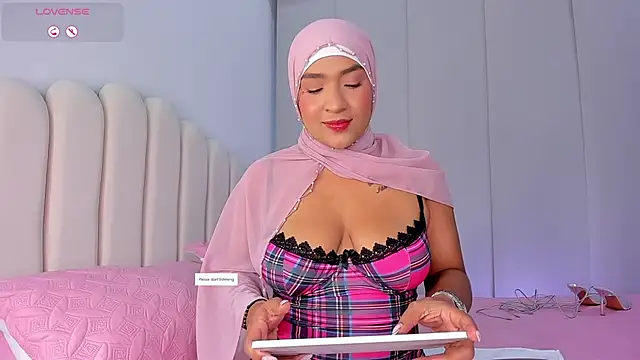 Amira-Zahra online show from 06-17-26, 10:54