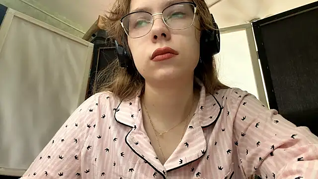 Snapshot of LouettaTornese chatting on 11-23-25, 08:25 LouettaTornese online show from 11-23-25, 08:25