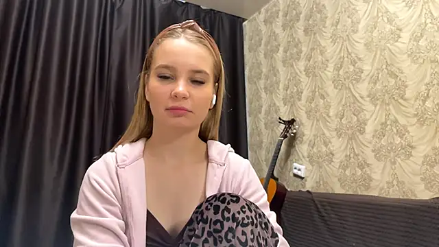 Snapshot of SophieLorein chatting on 11-22-25, 06:01 SophieLorein online show from 11-22-25, 06:01