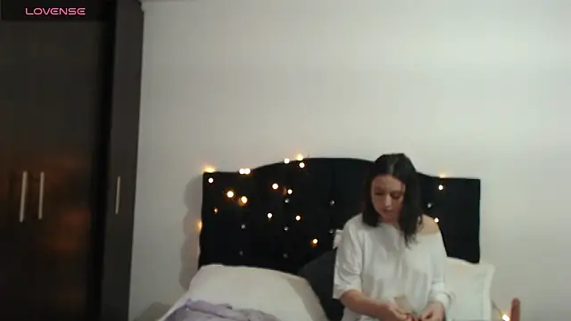 Snapshot of Alice_Sinclair_ chatting on 02-09-26, 01:59 Alice Sinclair online show from 02-09-26, 01:59