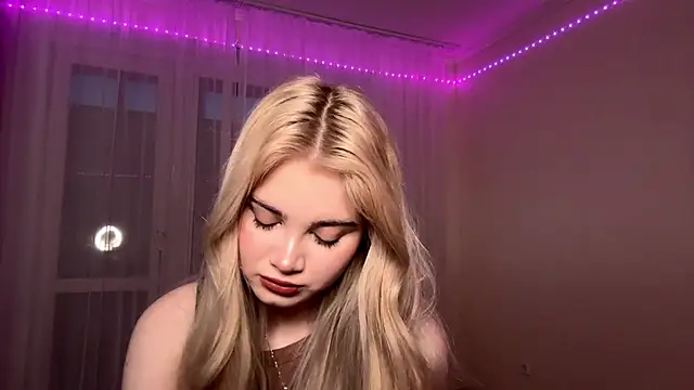 Snapshot of KarissaBoisse chatting on 11-21-25, 12:04 KarissaBoisse online show from 11-21-25, 12:04