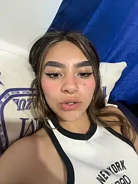 Snapshot of Yunaraa chatting on 11-27-25, 08:11 Yunaraa online show from 11-27-25, 08:11